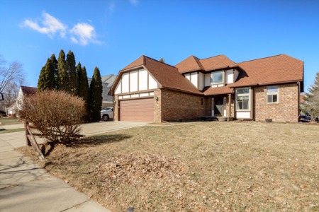 716 Bell Cove Ct Belleville, MI 48111