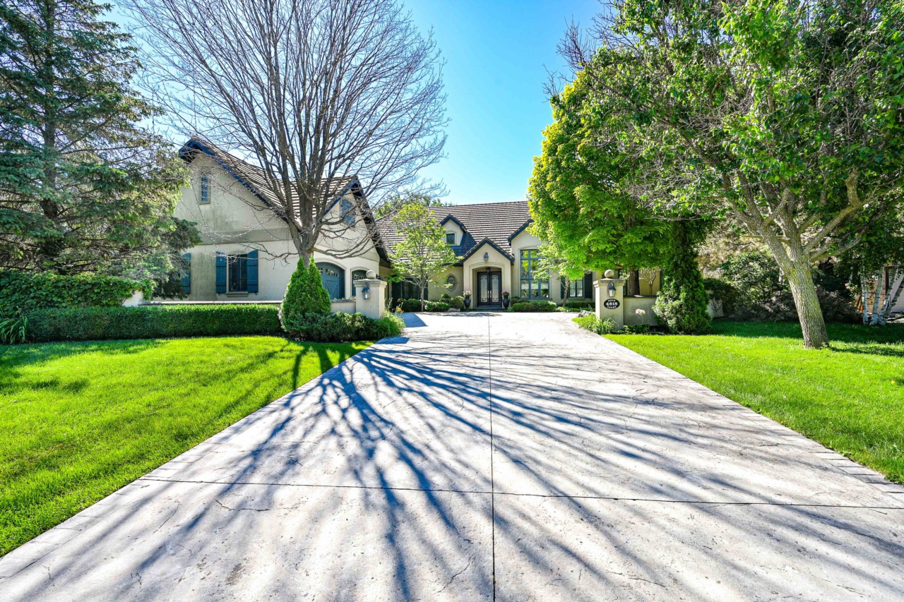 4818 Dove Court Ottawa, ON K1J9J7