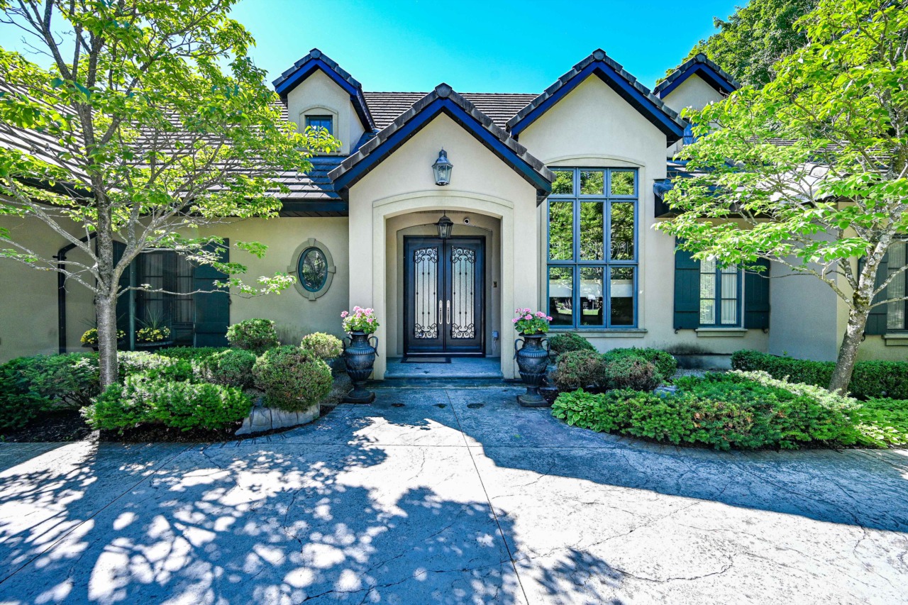 4818 Dove Court Ottawa, ON K1J9J7