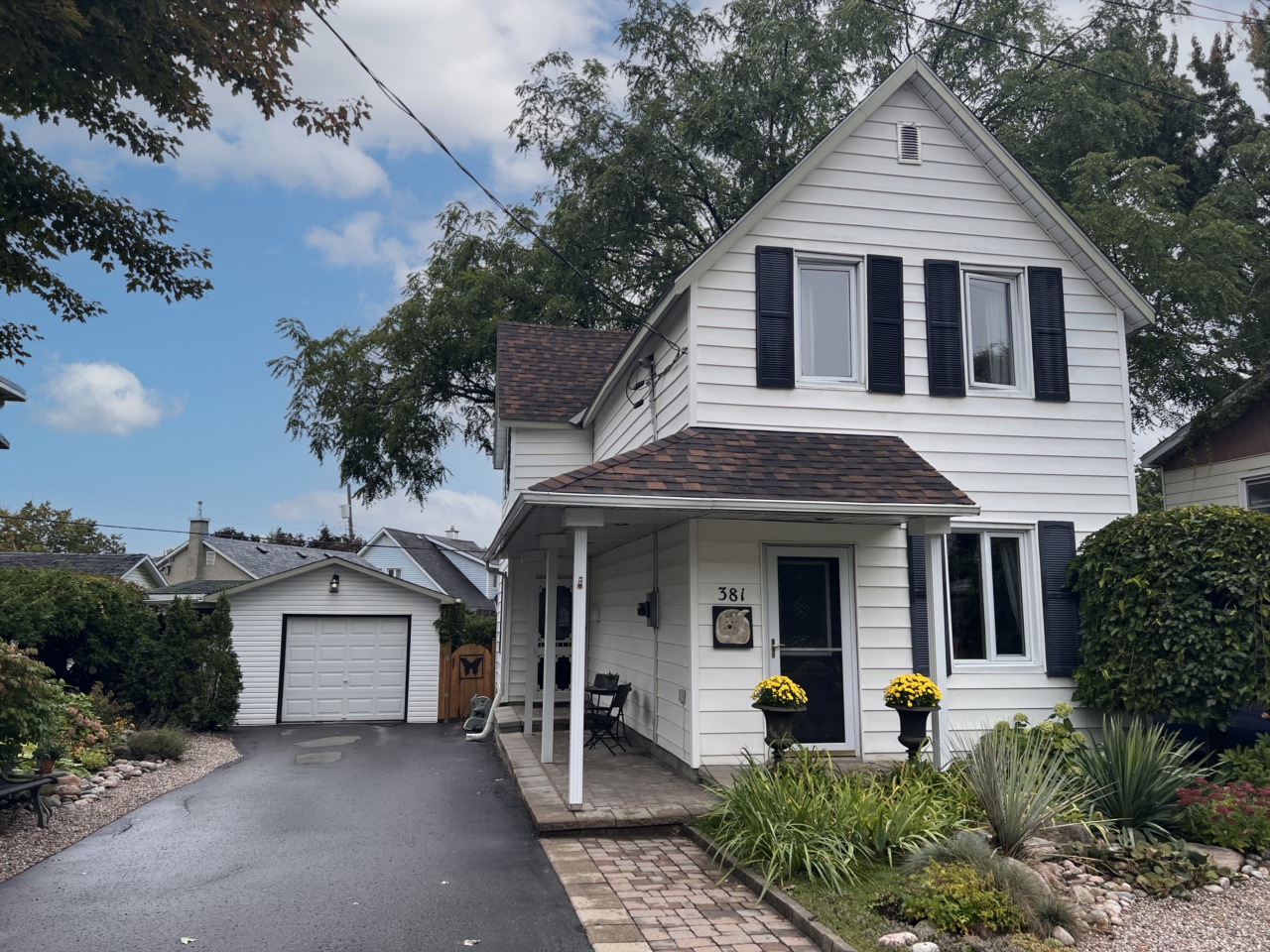 381 Montfort Street Ottawa, ON K1L5M9