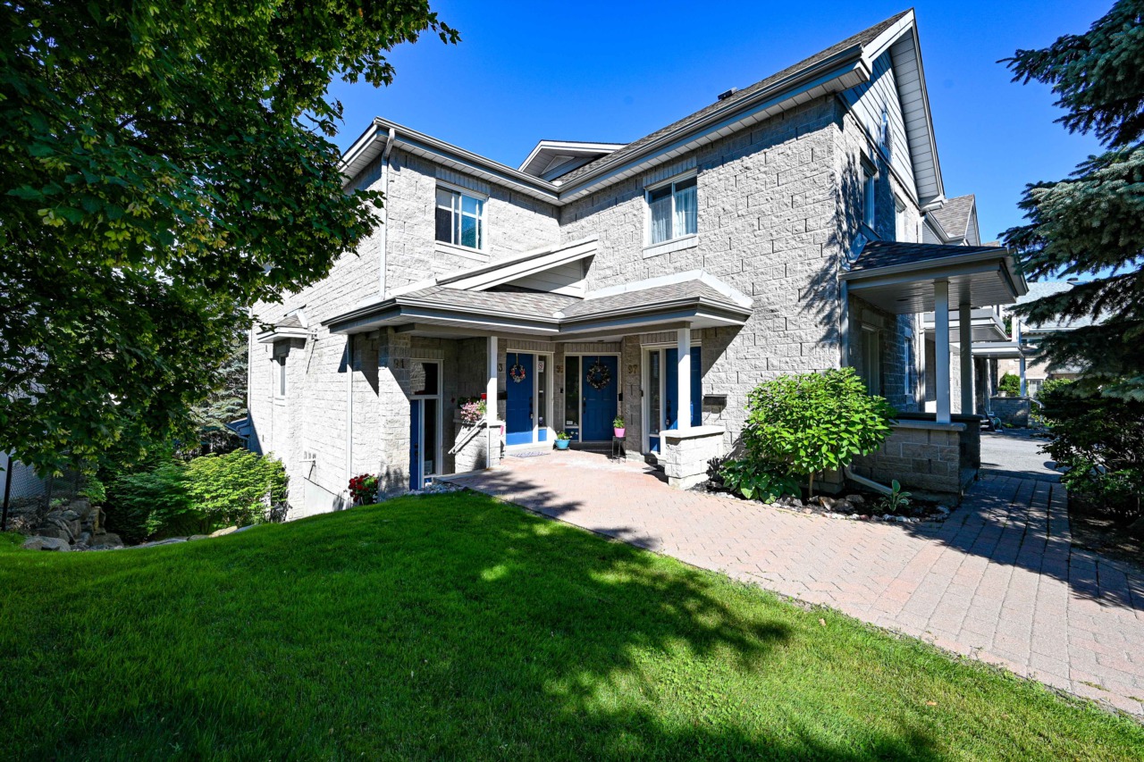 97 Robson Court Ottawa, ON K2K2T4