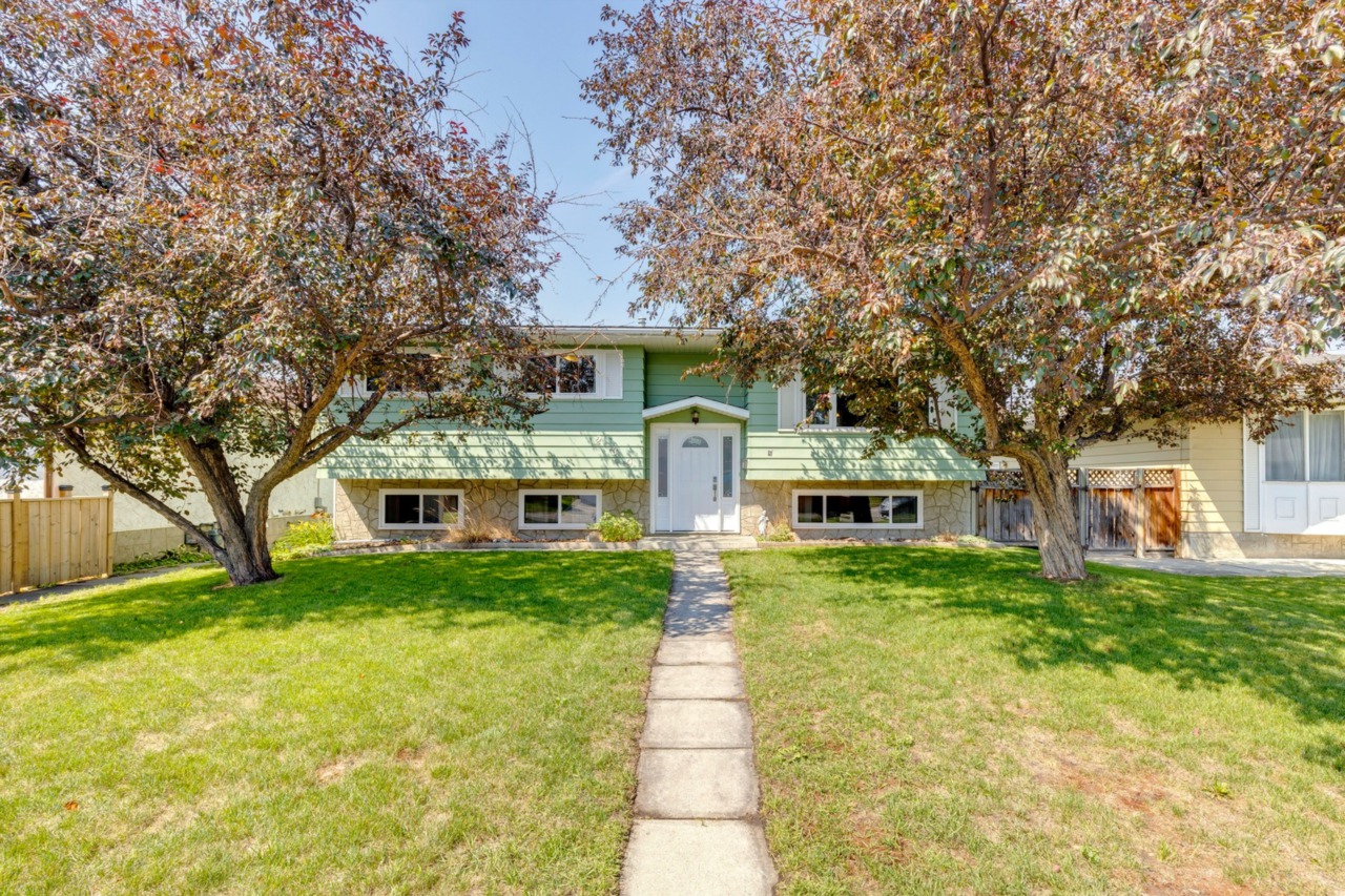 239 Queensland Drive Calgary, AB T2J 3R4