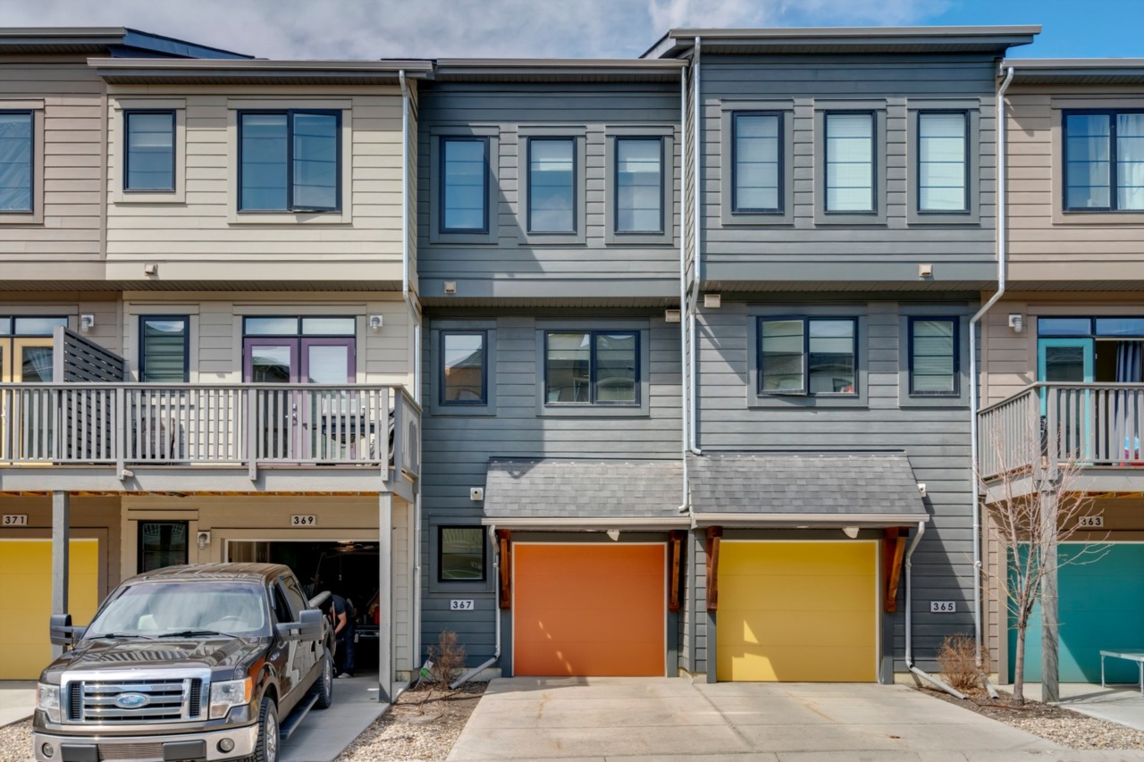 367 SE WALDEN DR Calgary, AB T2X 0M7