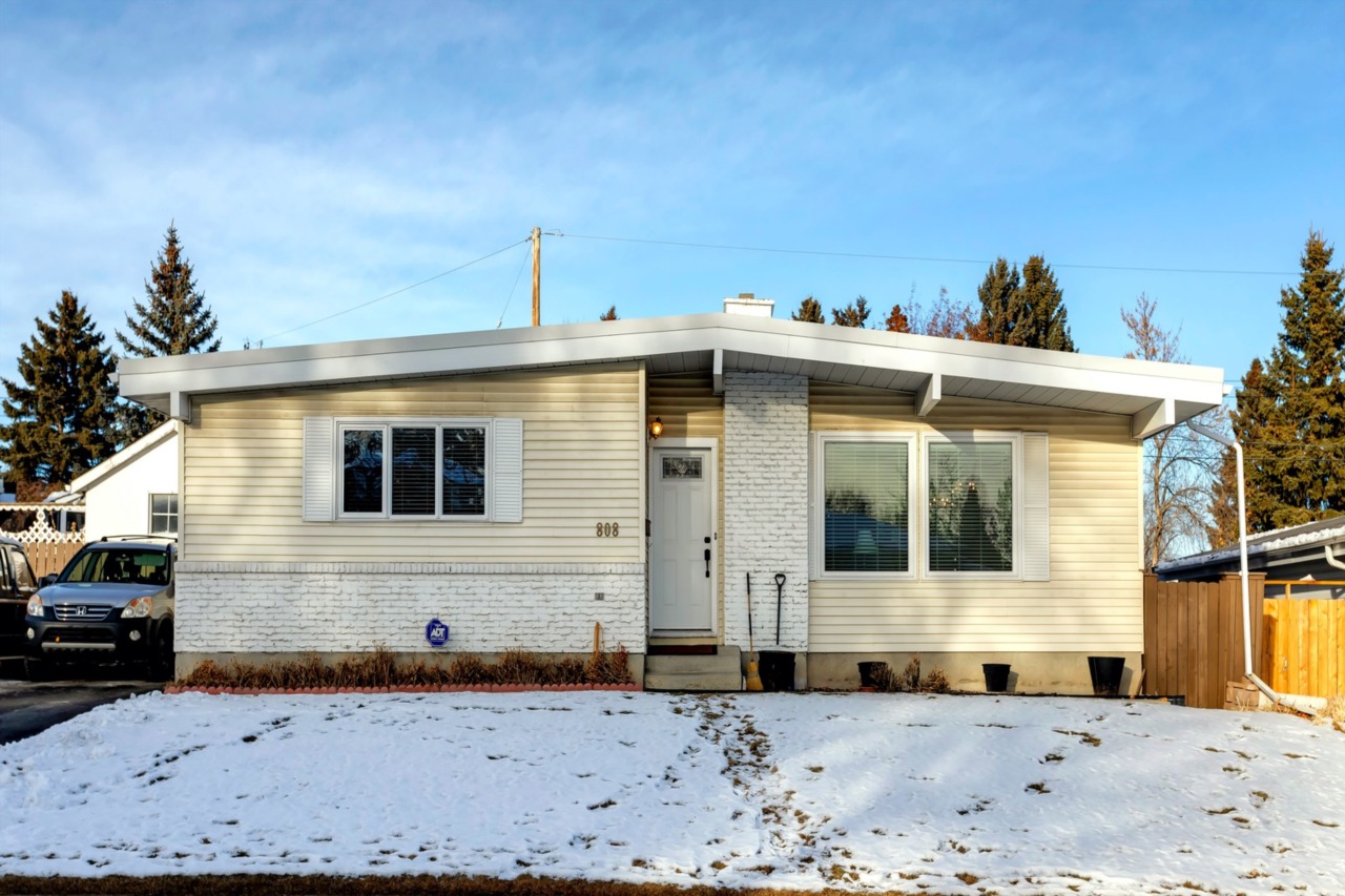 808 NW Hunterhaven Road Calgary, AB T2K 4K5