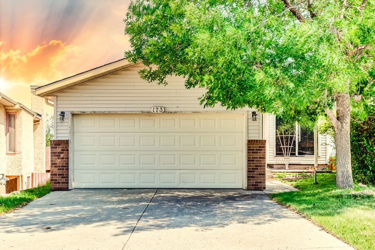 173 SW Shawfield Bay Calgary, AB T2Y 2W4