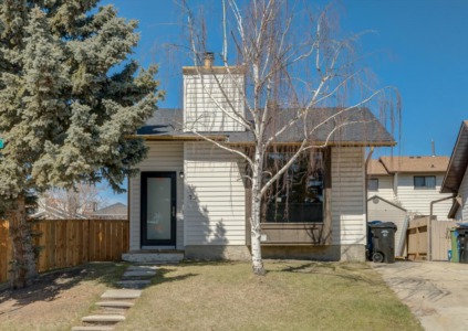 72 Woodview Court SW Calgary, AB T2W 4X4