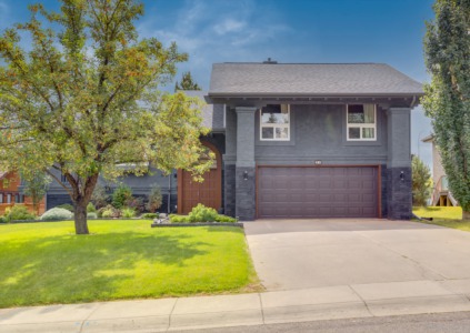23 Coach Gate Way SW Calgary, AB T3H 1L7