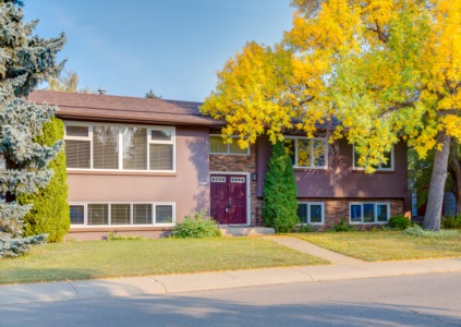 7308 11 Street SW Calgary, AB T2V 1N1
