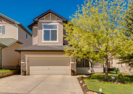 214 Panamount Drive NW Calgary, AB T3K 5M3