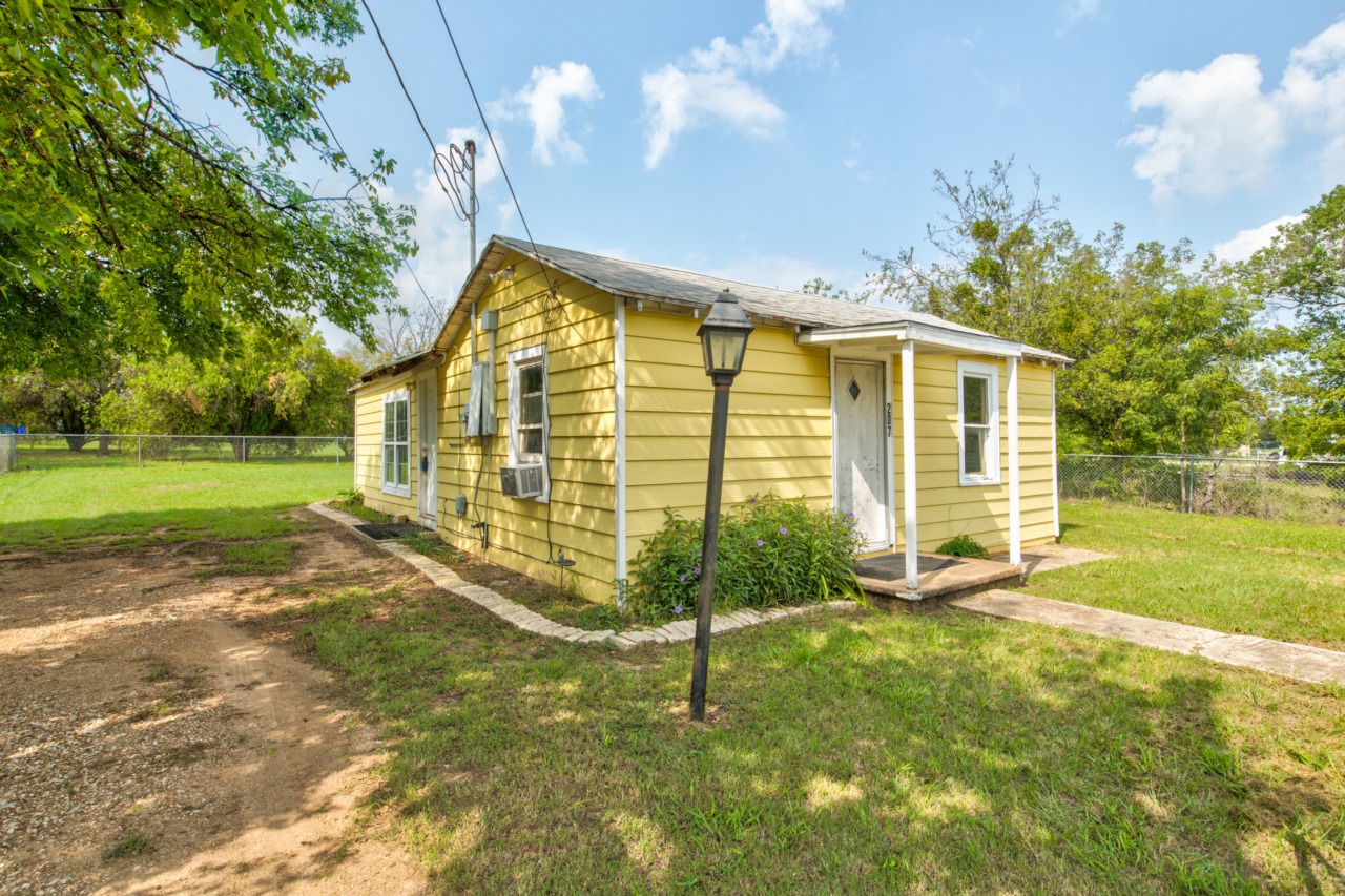 207 Stone Street Granbury, TX 76048