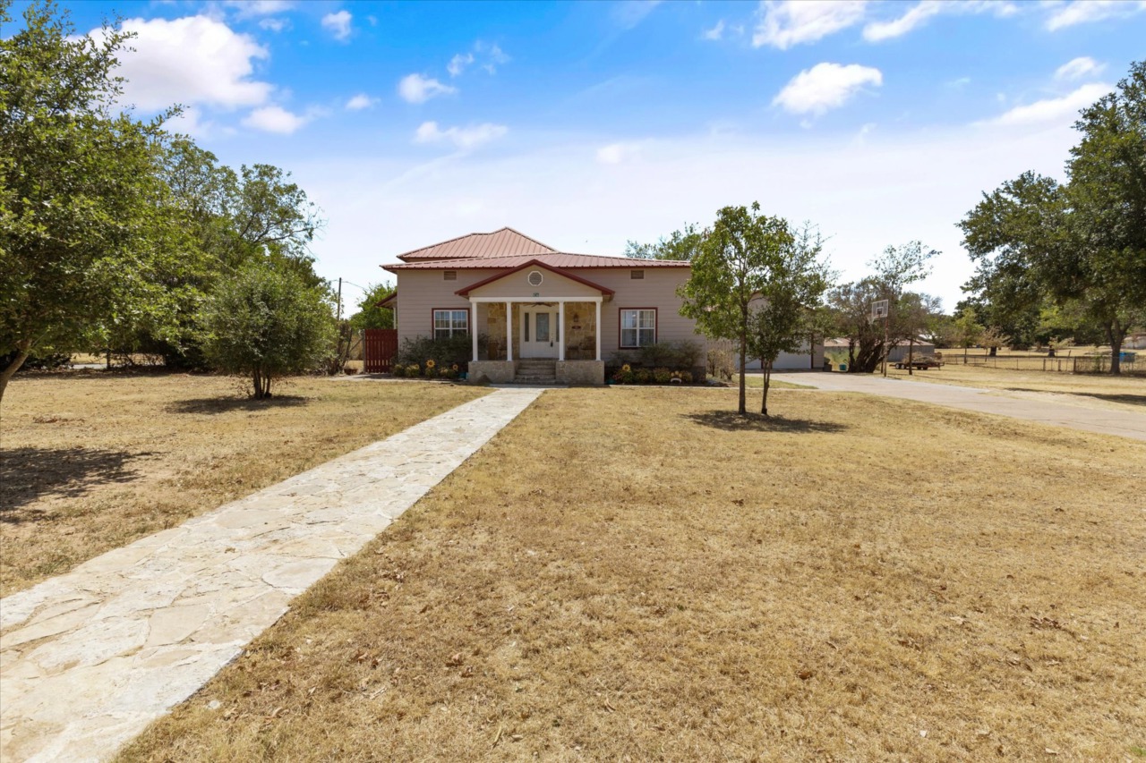 836 E Reynosa Avenue De Leon, TX 76444