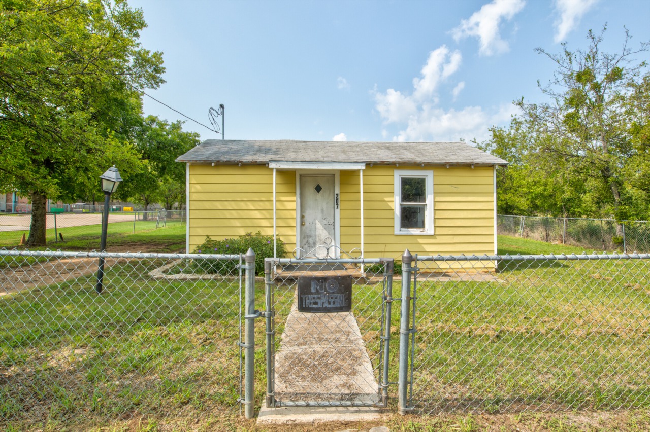 207 Stone Street Granbury, TX 76048