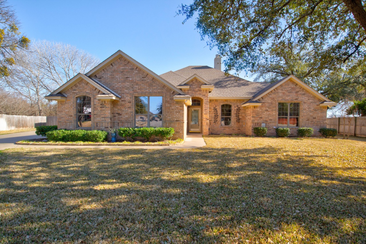 3213 Crossbridge Circle Granbury, TX 76049