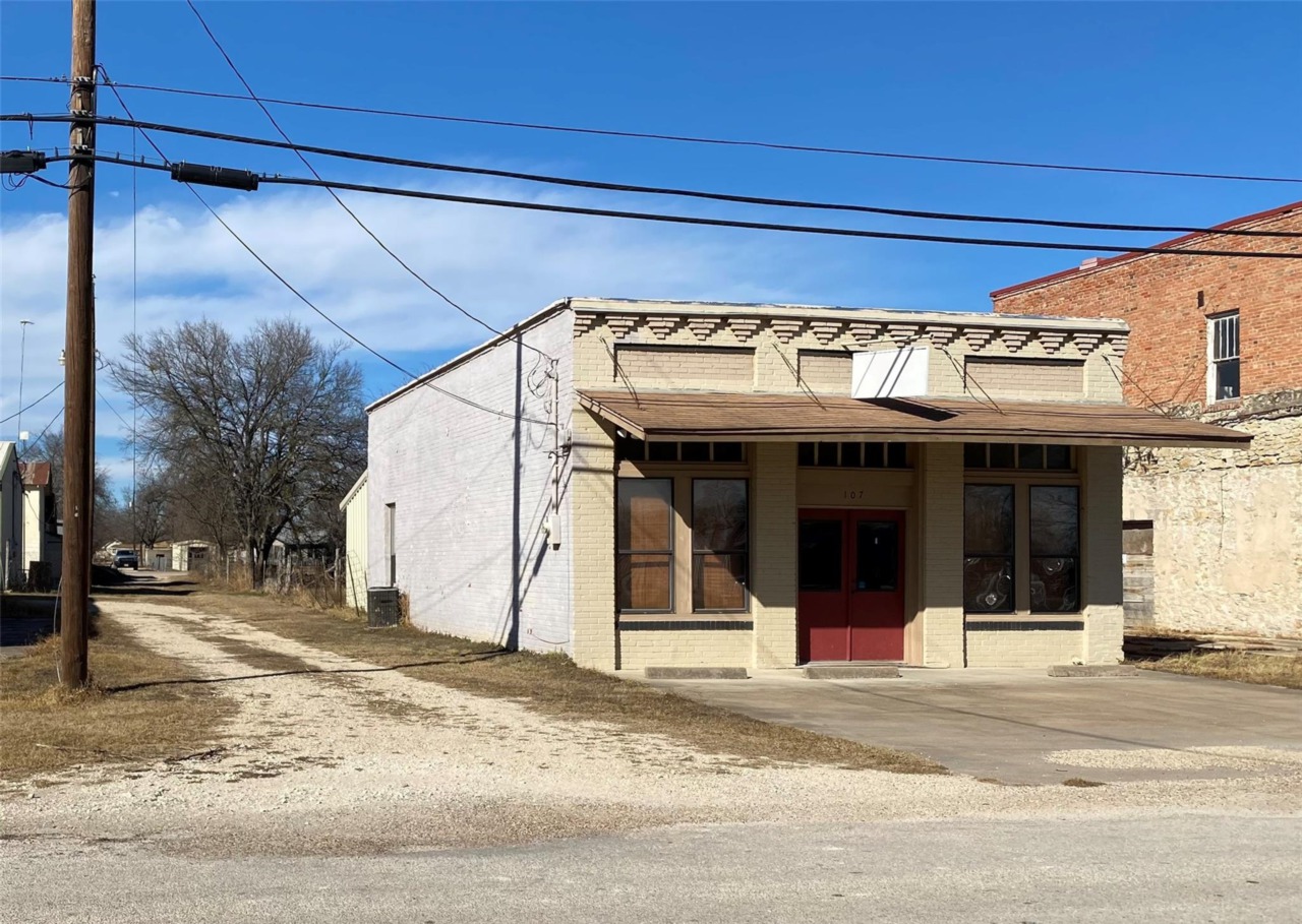 107 E Norway Street Walnut Springs, TX 76690