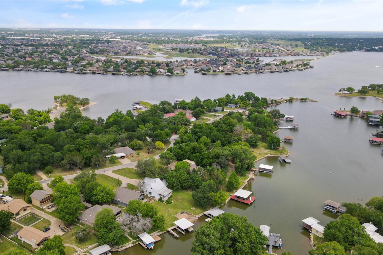1221 Comanche Cove Drive Granbury, TX 76048