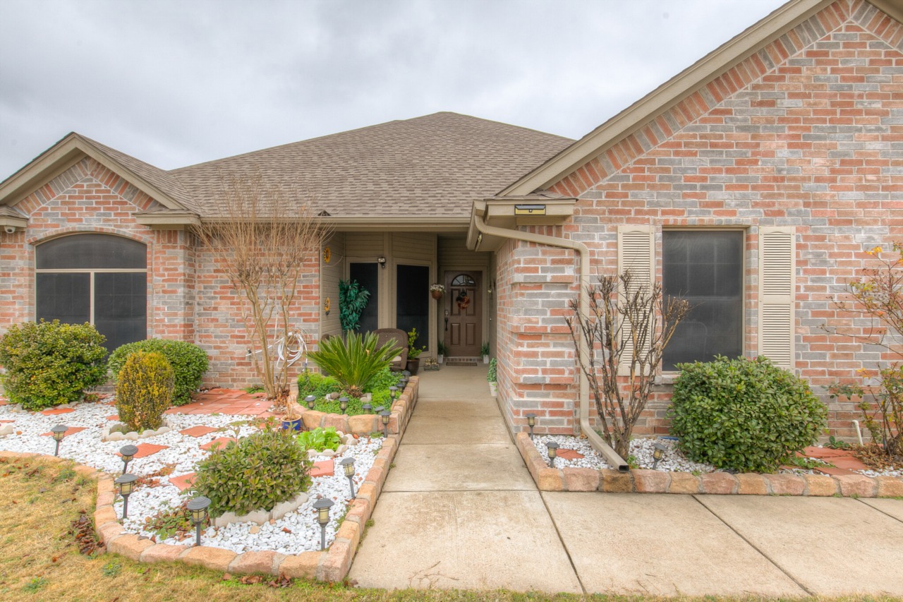 3220 Meandering Way Granbury, TX 76049
