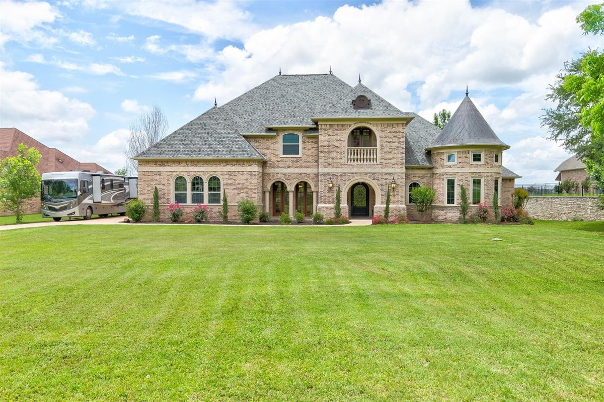 1904 W Emerald Bend Court Granbury, TX 76049