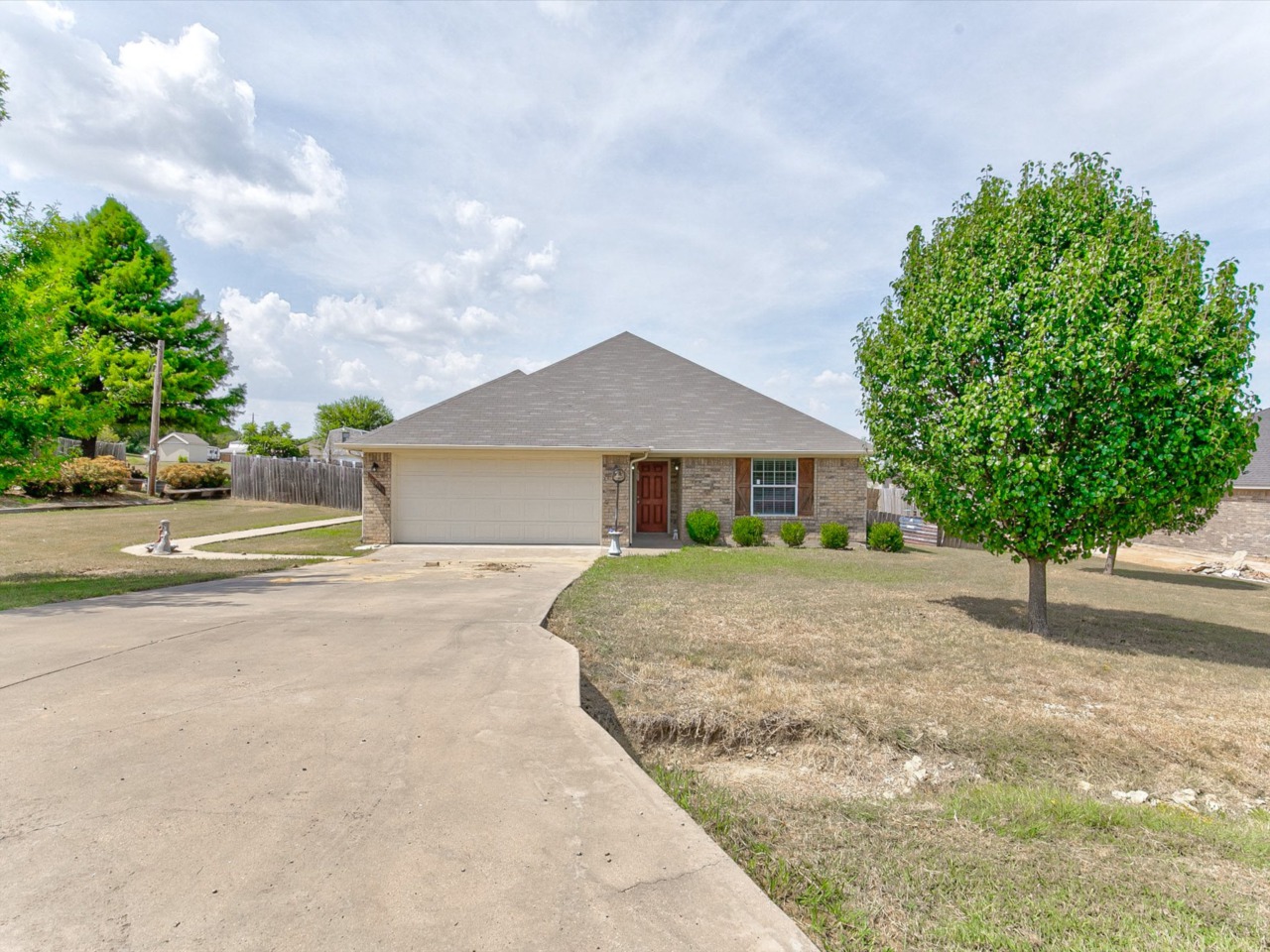 1304 E Apache Trail Granbury, TX 76048